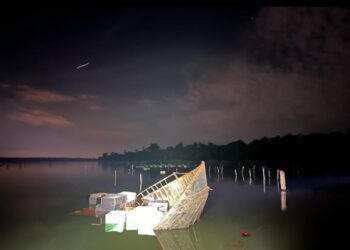 Marinha e PF recolhem barco abandonado no lago, com R$ 375 mil em cigarros contrabandeados
