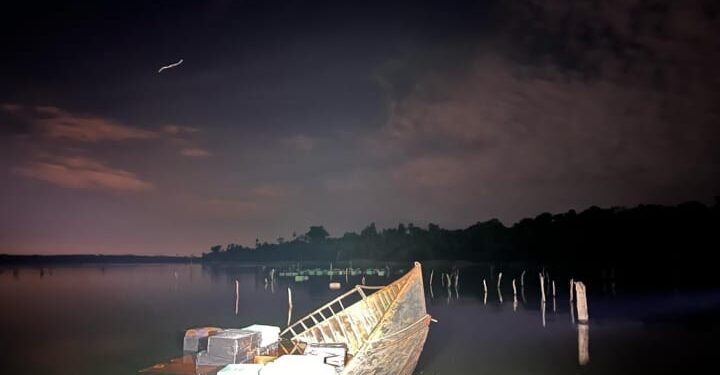Marinha e PF recolhem barco abandonado no lago, com R$ 375 mil em cigarros contrabandeados