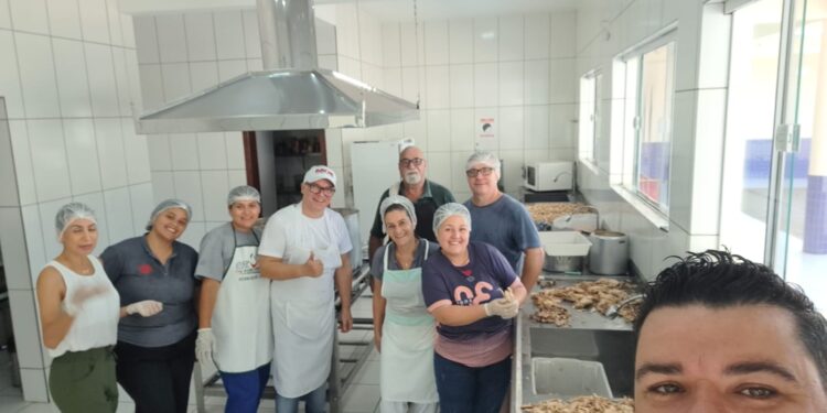 “Folia na cozinha”: fim de semana foi de trabalho nos preparativos da Canja do Galo Inácio