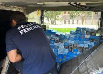 Ônibus com 323 celulares em fundo falso é barrado na BR 277