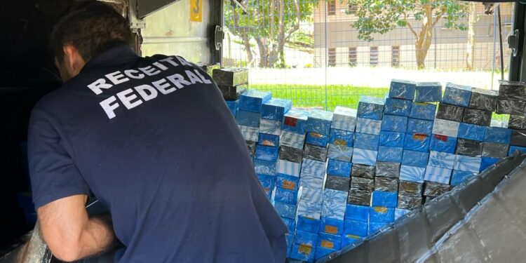 Ônibus com 323 celulares em fundo falso é barrado na BR 277