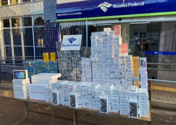 Fiscais da Receita Federal aprendem novo carregamento de celulares