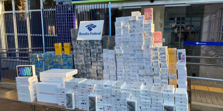Fiscais da Receita Federal aprendem novo carregamento de celulares