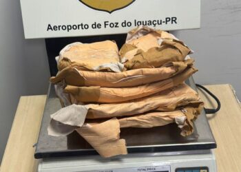 Paraguaia com cocaína amarrada ao corpo é presa no aeroporto de Foz
