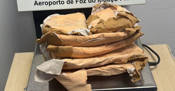 Paraguaia com cocaína amarrada ao corpo é presa no aeroporto de Foz