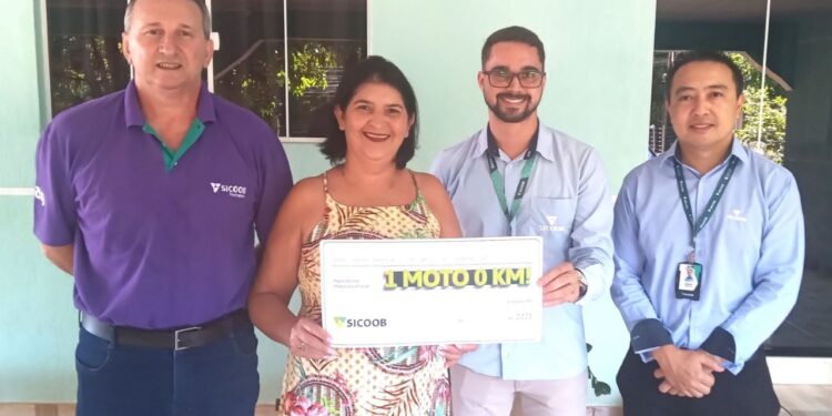 Cooperada do Sicoob em Foz do Iguaçu ganha motocicleta de R$ 20 mil
