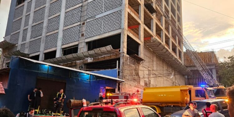 Incêndio no prédio em Ciudad del Este ainda não foi controlado e prefeito diz que corre risco de desabar