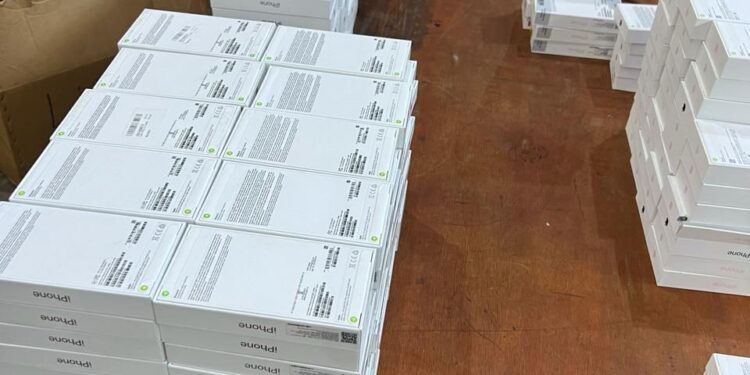 Casal é preso transportando mais de R$ 6 milhões em celulares