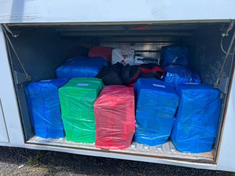 Dois ônibus com mais de R$ 500 mil em mercadorias são apreendidos pela Receita Federal