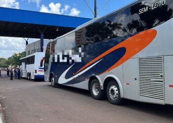 Dois ônibus com mais de R$ 500 mil em mercadorias são apreendidos pela Receita Federal