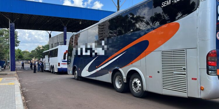 Dois ônibus com mais de R$ 500 mil em mercadorias são apreendidos pela Receita Federal