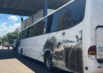 Dois ônibus com R$ 450 mil em mercadorias são apreendidos pela Receita Federal