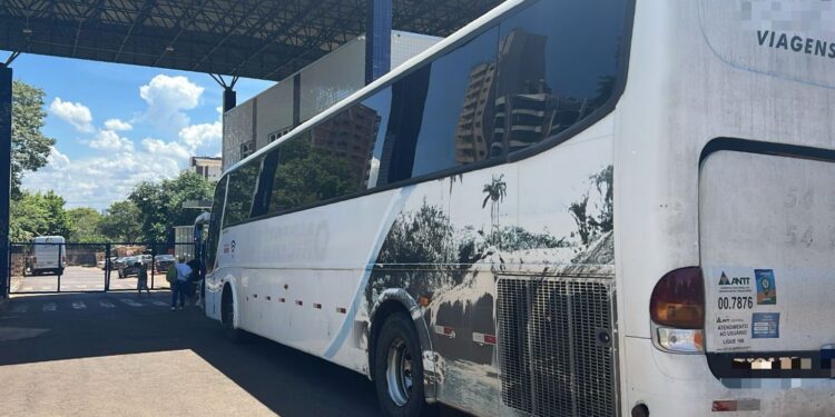 Dois ônibus com R$ 450 mil em mercadorias são apreendidos pela Receita Federal