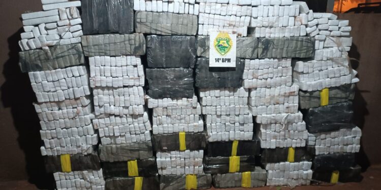 PM prende motorista que andou na contramão, na BR 277, com carro lotado de maconha