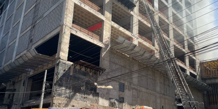 Bombeiros retomam combate ao incêndio no edifício em construção, em Ciudad del Este