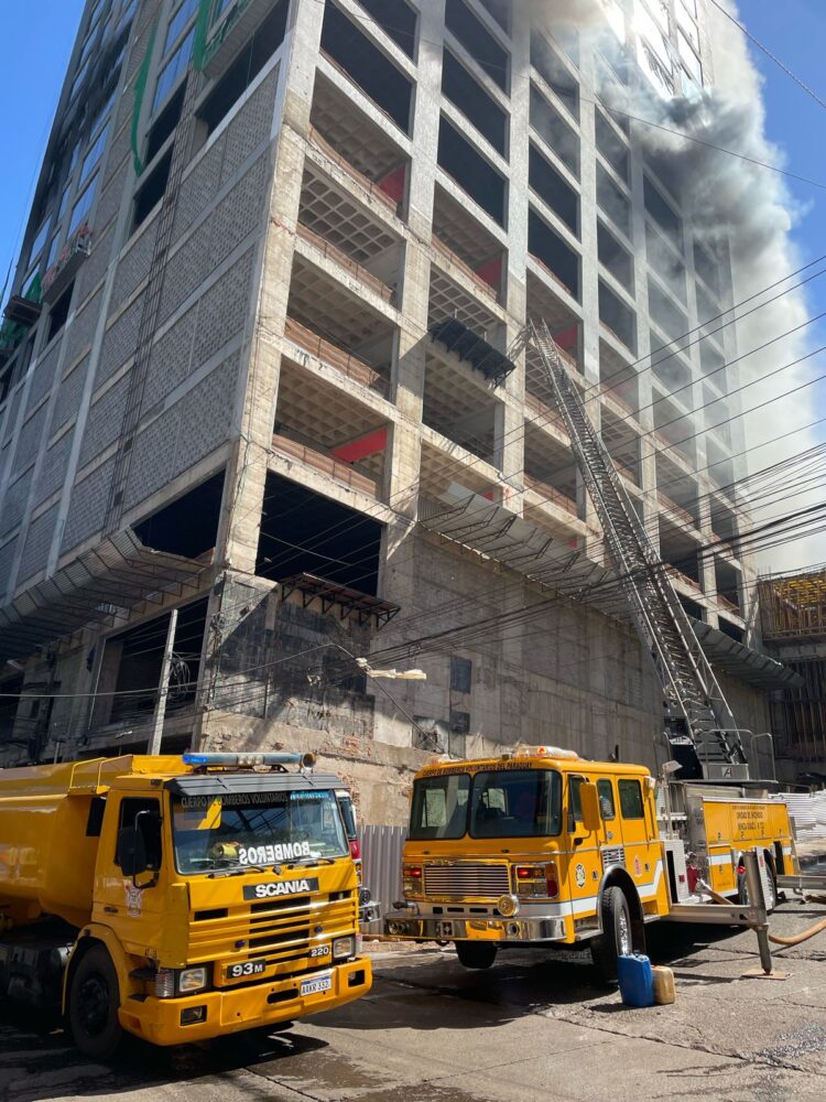 Incêndio em edifício em construção, em Ciudad del Este, mobiliza Corpo de Bombeiros