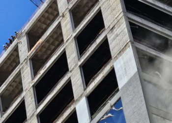 Incêndio em edifício em construção, em Ciudad del Este, mobiliza Corpo de Bombeiros