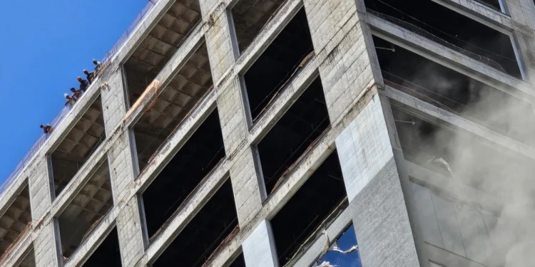 Incêndio em edifício em construção, em Ciudad del Este, mobiliza Corpo de Bombeiros