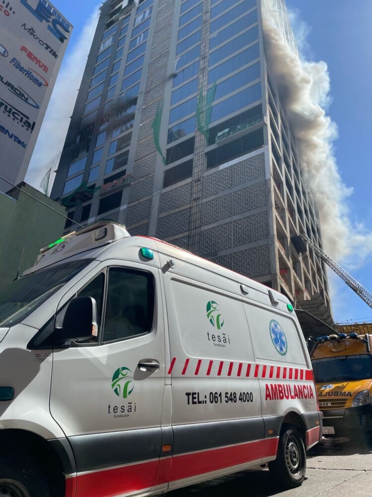Incêndio em edifício em construção, em Ciudad del Este, mobiliza Corpo de Bombeiros