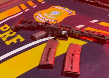 Duas mulheres que levavam fuzil em carro com bebê de seis meses são perseguidas e presas pela PRF