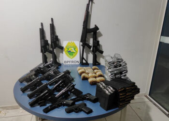 Polícia Militar apreende quatro fuzis, 16 pistolas e milhares de munições em São Miguel do Iguaçu