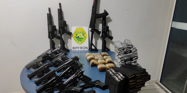 Polícia Militar apreende quatro fuzis, 16 pistolas e milhares de munições em São Miguel do Iguaçu
