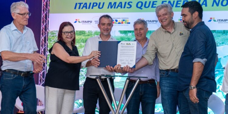 Itaipu e Ministério do Desenvolvimento Agrário assinam acordo para expansão da agricultura familiar