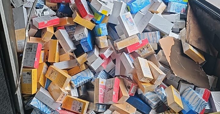 Ônibus de turismo com fundo falso transportava mais de mil celulares