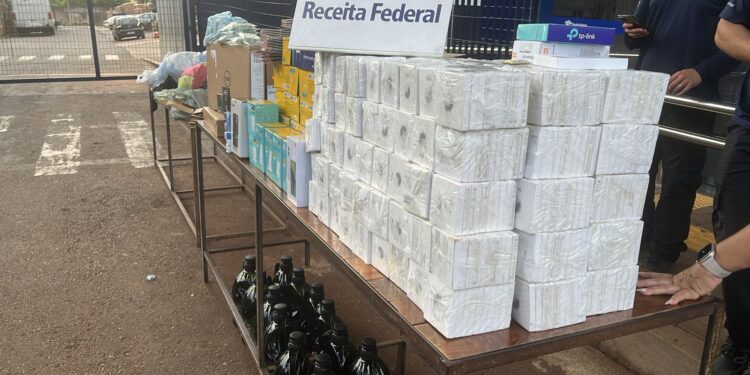 Duas pessoas são presas com carro lotado de mercadorias, avaliadas em R$ 175 mil