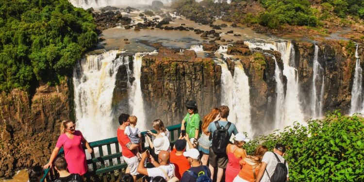 Turismo: Cataratas do Iguaçu espera 25 mil visitantes no feriadão de Páscoa