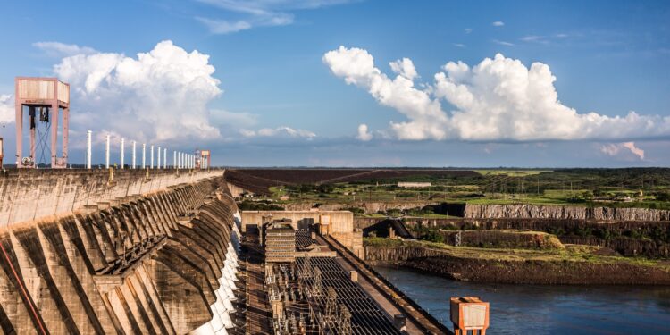 Itaipu deve atingir marca histórica de 3 bilhões de megawatts-hora de energia neste sábado (9)