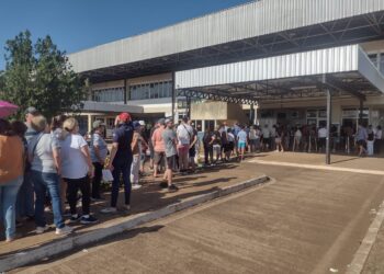 Às vésperas do feriadão da Páscoa a manhã foi de fila na fronteira com a Argentina