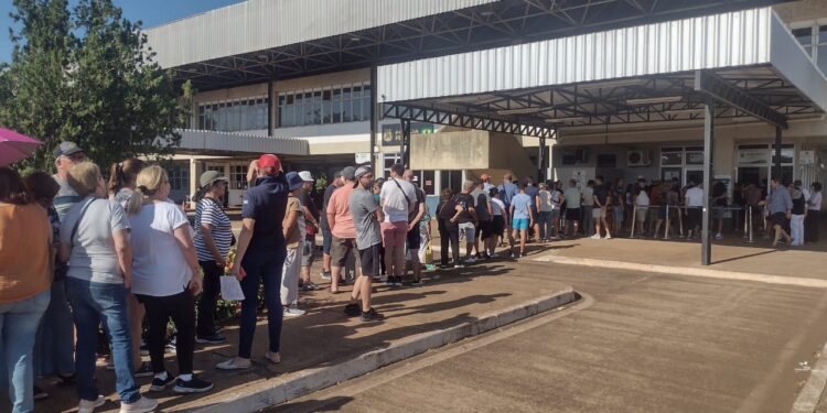 Às vésperas do feriadão da Páscoa a manhã foi de fila na fronteira com a Argentina