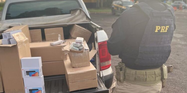 PRF usa perfuradores de pneus para impedir fuga de carro com dezenas de celulares