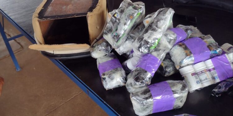 Receita Federal encontra anabolizante em fundo falso de uma moto que cruzava a fronteira