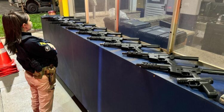 Caminhoneiro brasileiro é preso transportando 10 fuzis, 1 pistola e 19 kg de cocaína