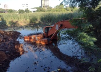Durante limpeza no Parque Monjolo máquina da prefeitura acaba encalhada no lago