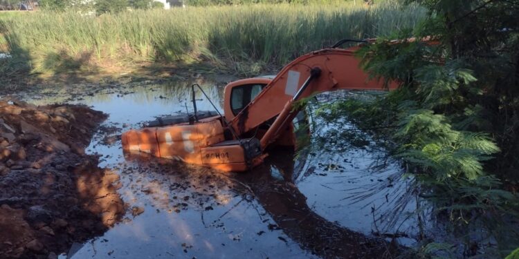 Durante limpeza no Parque Monjolo máquina da prefeitura acaba encalhada no lago
