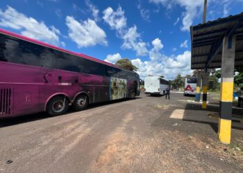 Três ônibus com R$ 825 mil em mercadorias são interceptados na BR-277 em Céu Azul