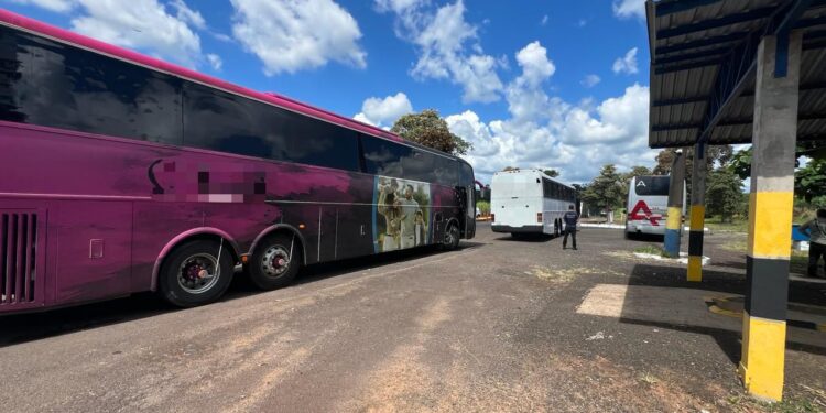 Três ônibus com R$ 825 mil em mercadorias são interceptados na BR-277 em Céu Azul