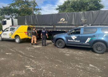 Caminhoneiro é preso na BR-277 transportando 350 mil maços de cigarro do Paraguai