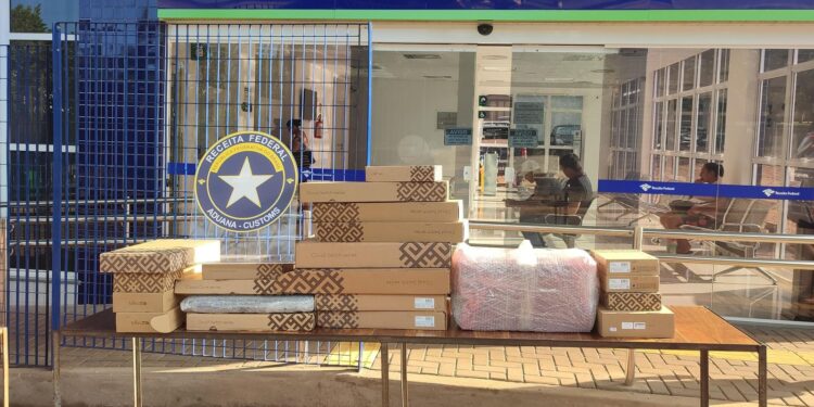 Receita Federal confisca R$ 215 mil em mercadorias em três carros na BR-277