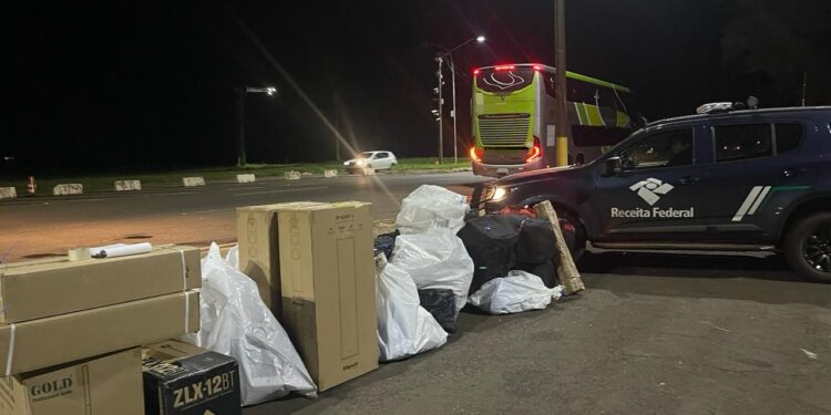 Receita apreende R$ 450 mil reais em mercadorias em cinco carros e ônibus