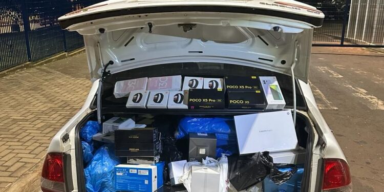Veículos transportando R$110 mil em eletrônicos são barrados pela Receita Federal na BR-277
