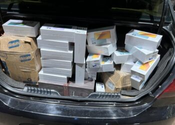 Quatro carros, lotados de mercadorias, são apreendidos pela Receita Federal na BR-277