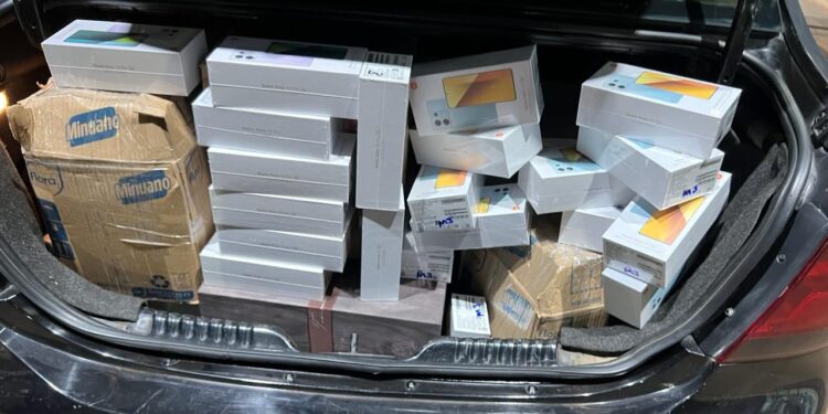 Quatro carros, lotados de mercadorias, são apreendidos pela Receita Federal na BR-277