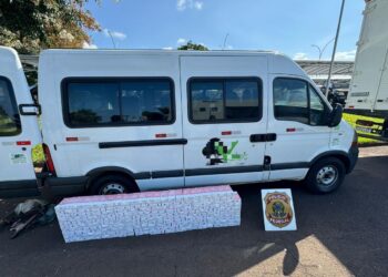 Motorista e passageiro de van escolar são presos com 250 celulares escondidos em fundo falso no veículo