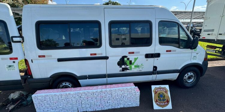 Motorista e passageiro de van escolar são presos com 250 celulares escondidos em fundo falso no veículo