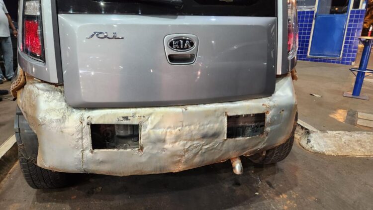 Policial paraguaio armado é preso com celulares em fundo falso no carro na Ponte da Amizade