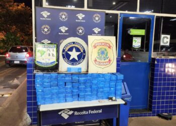 Policial paraguaio armado é preso com celulares em fundo falso no carro na Ponte da Amizade